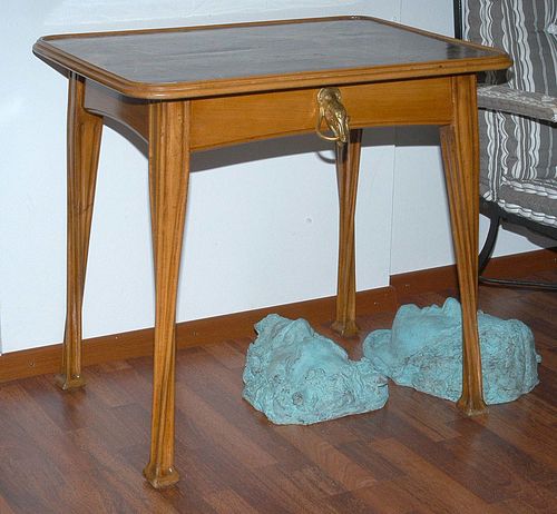 SALON TABLE, probably Louis Majorelle, circa 1910. Mahogany, birch and fruitwoods finely inlaid with chestnut leaf motifs. With 1 drawer at the front, and fine bronze handle in the form of a swan's head snapping at a snake. 80x60x75 cm.