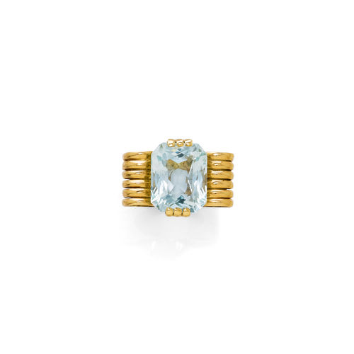 AQUAMARINE AND GOLD RING, ca. 1940.