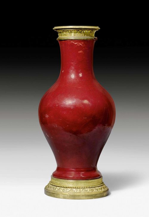 GROSSE VASE MIT BRONZEMONTUR,