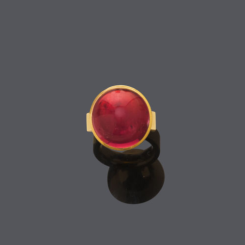 RUBELLITE AND GOLD RING.
