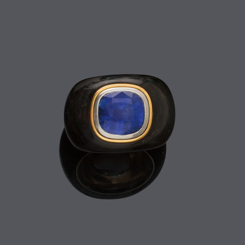 CEYLON SAPPHIRE AND GOLD RING.