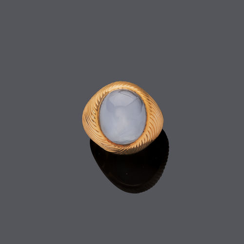 STAR SAPPHIRE AND GOLD RING, ca. 1960.