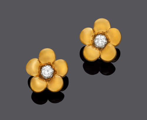 DIAMOND AND GOLD FLOWER EARCLIPS.
