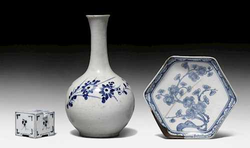 THREE BLUE AND WHITE PORCELAIN OBJECTS.