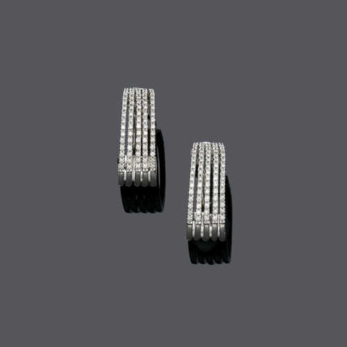 DIAMOND HALF-HOOP EARCLIPS.