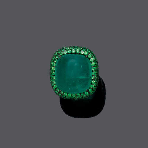 EMERALD AND TSAVORITE RING.