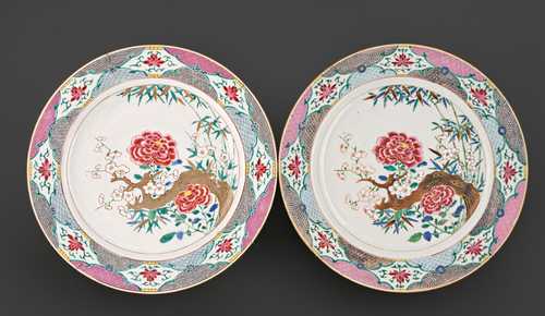 A PAIR OF FAMILLE ROSE CHARGERS.