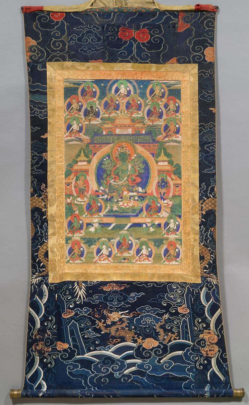 A THANKA OF THE 21 TARAS WITH THE GREEN TARA IN THE CENTRE. Tibet, 1. half 19th c. 69x42.5 cm. Nice brocade mounting.