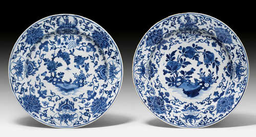 A PAIR OF BLUE AND WHITE ARMORIAL DISHES.