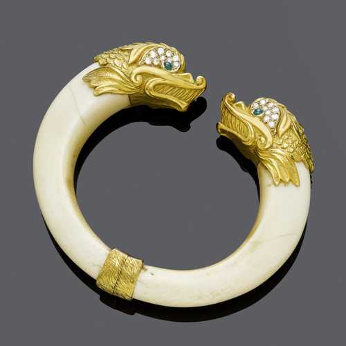 GOLD, EMERALD AND DIAMOND BANGLE, France, ca. 1960.