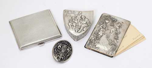 LOT COMPRISING 2 BOXES, A BROOCH AND A BUSINESS CARD HOLDER,