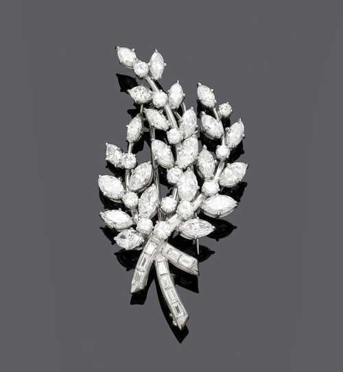 DIAMOND CLIP BROOCH, ca. 1960.