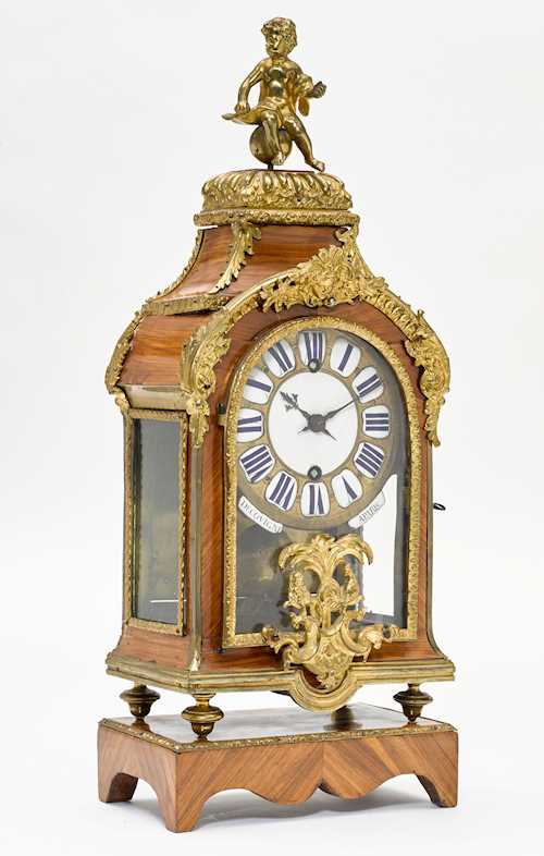 SMALL MANTEL CLOCK ON BASE,