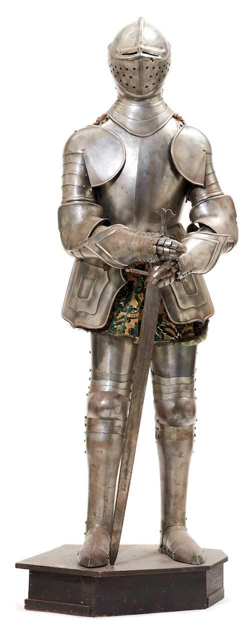 DECORATIVE SUIT OF ARMOUR