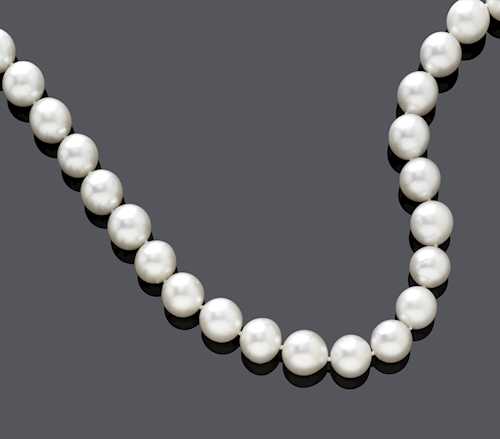 PEARL AND DIAMOND NECKLACE.