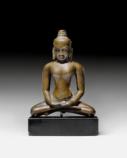 A BRONZE FIGURE OF THE MEDITATING BUDDHA.