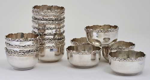 LOT COMPRISING 18 BOWLS