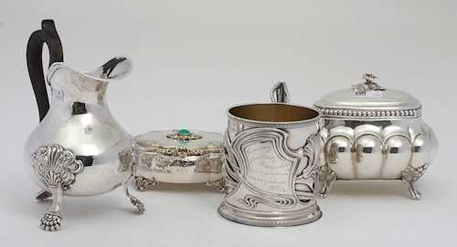 LOT COMPRISING A CREAM JUG, A SUGAR BOWL, A LIDDED BOX, AND A BEAKER