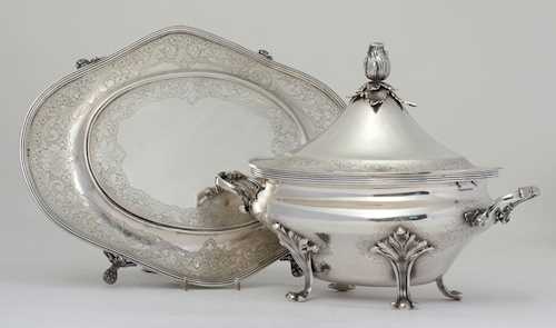 LIDDED TUREEN ON PRÉSENTOIR