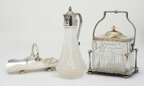 LOT COMPRISING A BISCUIT BOX WITH GLASS, A WATER PITCHER, AND A NAPKIN HOLDER