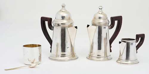 LOT COMPRISING TWO SMALL COFFEE POTS, A CREAM JUG, A SMALL SPOON, AND A BEAKER