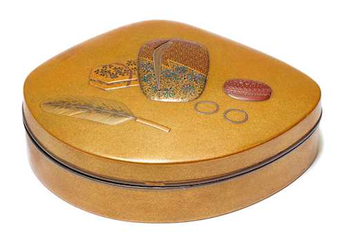 A SMALL LACQUER BOX IN THE SHAPE OF A SHELL.