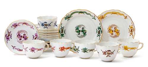 A SERIES OF 6 ”MING DRAGON" CUPS WITH SAUCERS AND DESSERT PLATES