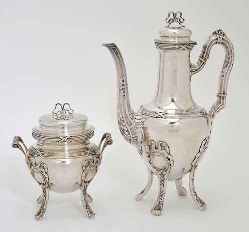 Cafetière et sucrier de style Louis XVI, 19e s. Argent 800, 1500 gr