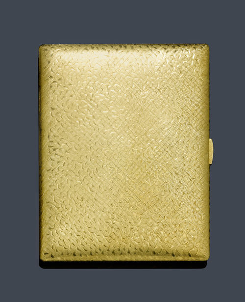 GOLD AND SAPPHIRE SET, VACHERON ET CONSTANTIN, ca. 1950. Yellow gold 750, without lighter 340g. Rectangular, slightly convex cigarette case with a finely textured surface, pushers of the sprung cover decorated with 6 square-cut sapphires. Signed Vacheron et Constantin, Genève. Ca. 9.9 x 7.8 x 1.2 cm. Matching powder box, ca. 7.6 x 5.7 cm, an empty lipstick sleeve with 3 sapphires, and a rectangular gas lighter. With 3 black leather sleeves.