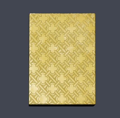 GOLD CIGARETTE BOX, France ca. 1940. Yellow gold 750, 149g. Rectangular case, the walls finely engraved with quatrefoil motifs and mesh-like lines. Invisible pusher for the sprung cover. With a monogram engraving on the inside: "VE", dated 1920-1945, as well as with French marks. Ca. 10.4 x 7.5 x 1 cm.