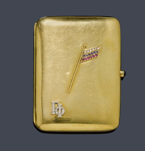 GEMSTONE AND GOLD CIGARETTE CASE, ca. 1940. Yellow gold 750, 97g. Rectangular, slightly curved case with a polished surface, the sprung cover decorated with the Russian flag, set with diamonds, sapphires and rubies, as well as with a diamond-set monogram "GF". Pusher additionally decorated with 1 sapphire cabochon. Ca. 9 x 6.8 x 1.5 cm.