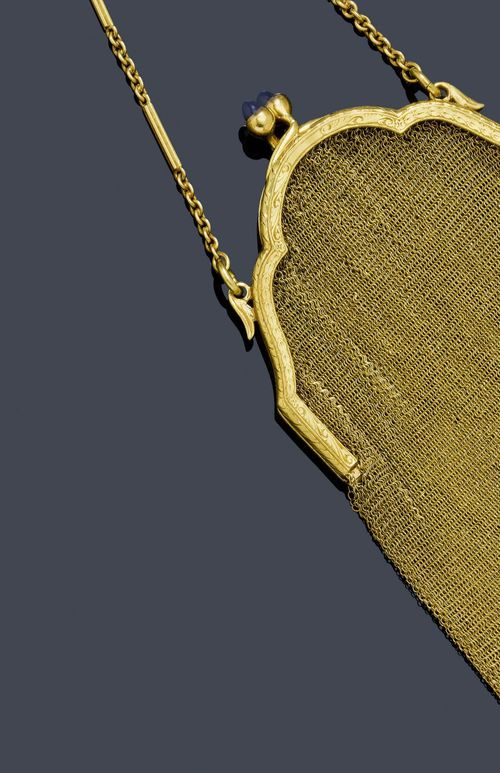 GOLD CLUTCH BAG, ca. 1920. Yellow gold 750 and silver, 129g. Fancy, knitted clutch bag with florally engraved, bow-shaped attaches. The clasp decorated with 2 sapphire cabochons. Gold straps decorated with rod-shaped intermediate parts. Austrian import mark.