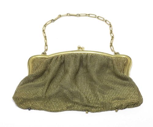 GOLD CLUTCH BAG, ca. 1920. Yellow gold 732, 188g. Fancy, knitted clutch bag with a profiled bow. The clasp decorated with 2 gold beads, gold straps with an anchor pattern. Inside, silk lining. Austrian import mark.