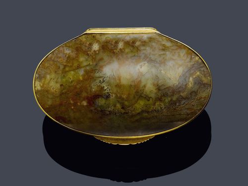 JASPER AND GOLD BOX, Austria, ca. 1800. Yellow gold. Decorative oval box, the wall of fine, brown-red jasper. The frame decorated with a volute band. Ca. 7.6 x 4.3 x 3.9 cm.