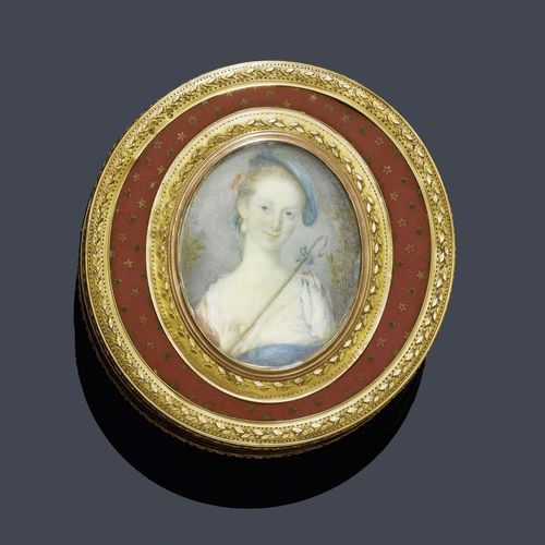 MINIATURE LACQUER BOX, France, ca. 1820. Pink gold. Round, copper-coloured lacquered gold box, with a gold starry sky decor and a finely decorated gold mount with leaf motifs. The cover with a polychrome miniature on ivory, with the portrait of a young lady as a shepherdess. The inside of tortoise shell. Ca. 8.7 x 2.8 cm.