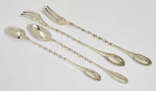 PIECES OF A DESSERT CUTLERY SET