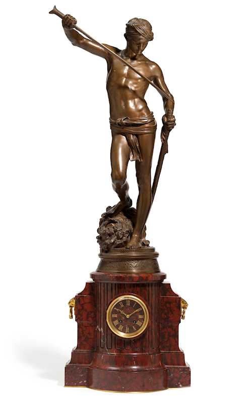 KAMINPENDULE MIT AUFSATZFIGUR DES "DAVID VAINQUEUR"