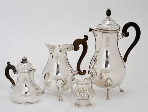 LOT COMPRISING A COFFEE POT, A WATER EWER, A CREMIER, AND A SMALL JUG