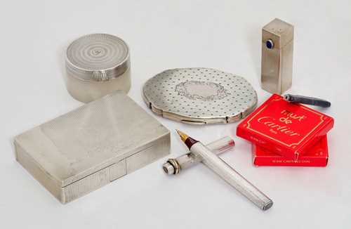 LOT COMPRISING A MINAUDIÈRE, A LIPSTICK HOLDER, A CREAM POT, A POWDER COMPACT, AND A CARTIER FOUNTAIN PEN