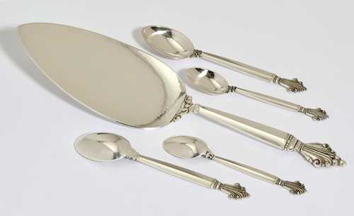 LOT COMPRISING 6 TEASPOONS, 12 MOCHA SPOONS, AND A CAKE SERVER