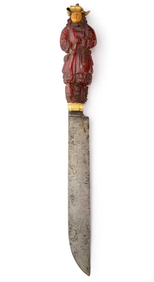 LARGE KNIFE WITH AMBER HANDLE IN THE SHAPE OF A HUNTER