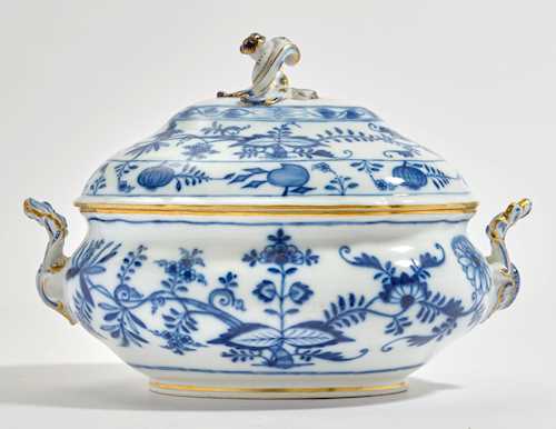 LIDDED TUREEN WITH AN ONION PATTERN AND GOLD RIM