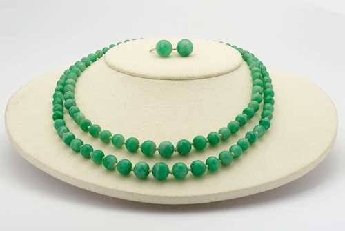 JADEITE AND DIAMOND NECKLACE WITH EARRINGS, probably 1930.