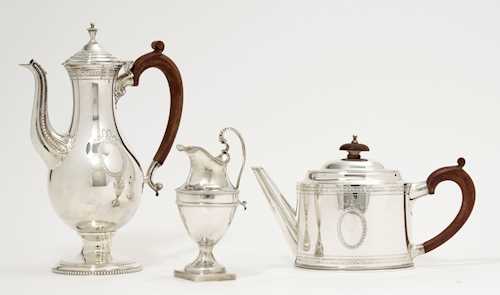 LOT COMPRISNG A COFFEE POT, A TEAPOT AND A CREMIER