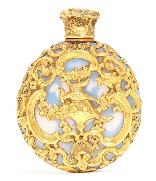 ROUND SNUFF BOTTLE WITH A GOLD MOUNT