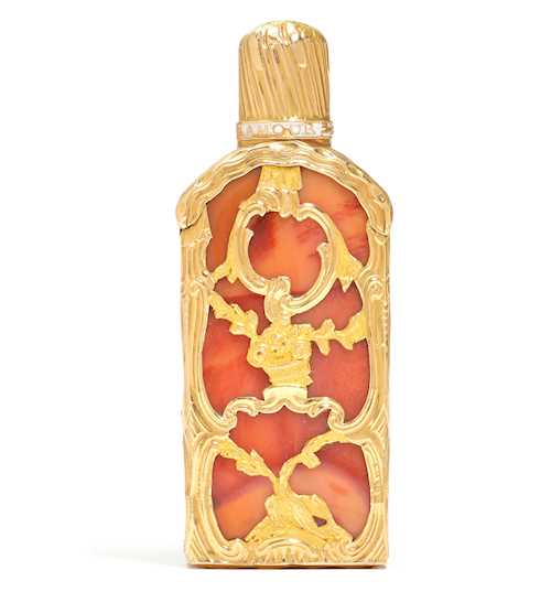 CARNELIAN PERFUME BOTTLE IN A GOLD MOUNT