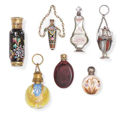 LOT COMPRISING SEVEN SNUFF BOTTLES