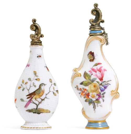 LOT COMPRISING TWO PORCELAIN FLACONS