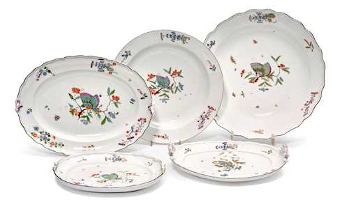 PROVENANCE PRIVATE COLLECTION LAKE GENEVA
LOT COMPRISING FIVE FAMILLE-VERTE PLATTERS WITH “BUTTERFLY” DECORATION