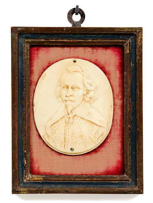 IVORY MEDALLION OF A GENTLEMAN